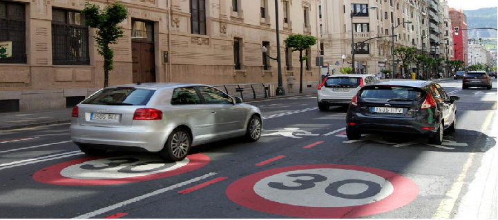 El límite de velocidad de circulación en la mayoría de vías urbanas se reduce desde este martes a 30 kilómetros por hora